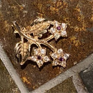 CLEARANCE 🧨 VINTAGE Darling Gold Tone Floral Brooch With Clear & Red Rhinestone